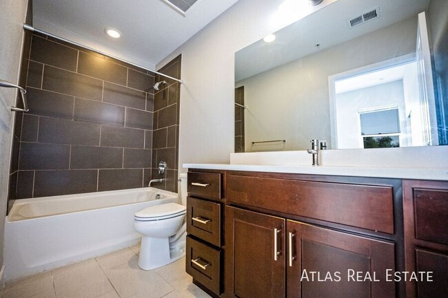 Building Photo - Beautiful 2 Bed 2 Bath Corner Apartment on...