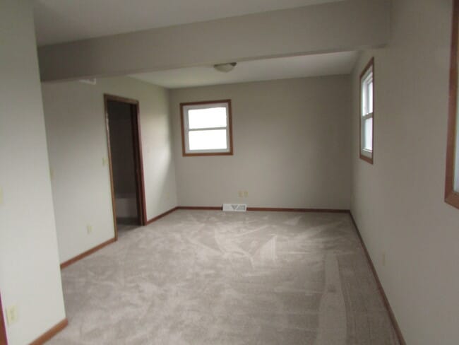 Building Photo - 3 BEDROOM | 2 BATH | GARAGE | SPACIOUS | SOUTH