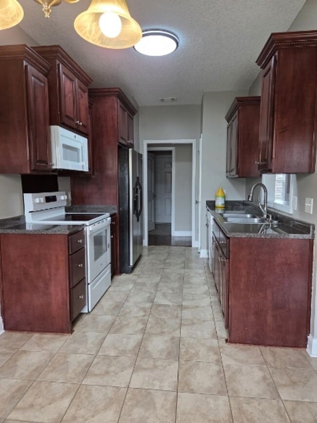Building Photo - Beautiful home in a very quiet neighborhood