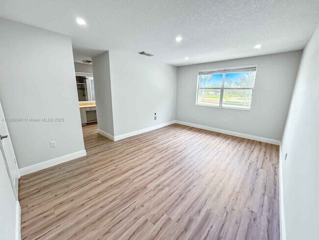 Building Photo - 1015 NW 125th Terrace