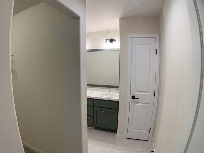 Building Photo - 3 Bed 2.5 Bath Single Family Home
