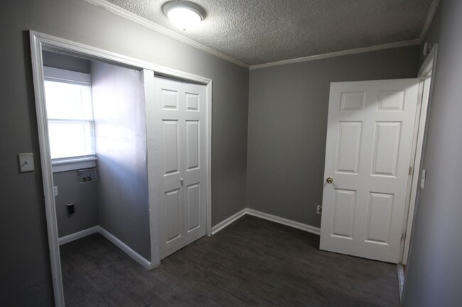 Building Photo - Rossville Home  2 bed 2 bath