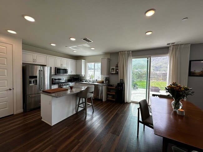 Building Photo - 4 Bedroom Single Family Home in Riverside