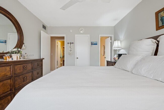 Building Photo - 400 S Cypress Rd