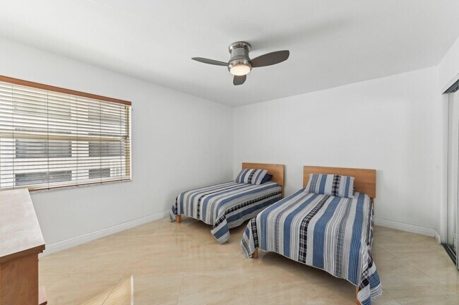 Building Photo - 3580 S Ocean Blvd