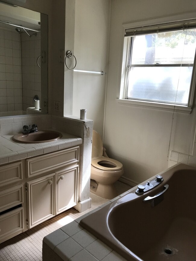 Building Photo - Beautiful Home! Perfect location