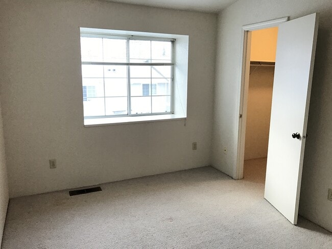 Building Photo - Pet Friendly! Two Bedroom Grant Creek Cond...