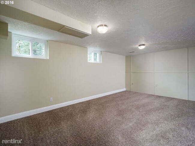 Building Photo - 3 br, 2 bath House - 7130 SW Canyon Drive
