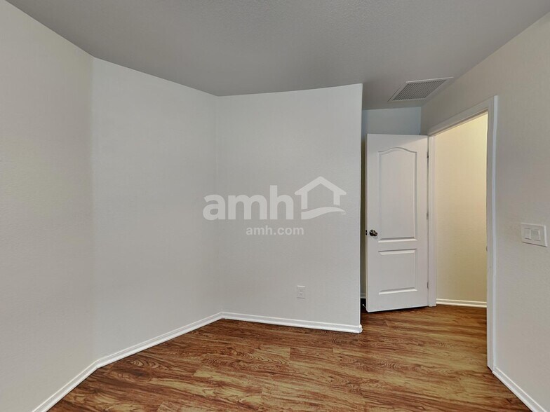 Building Photo - 7884 W Mural Hill Dr