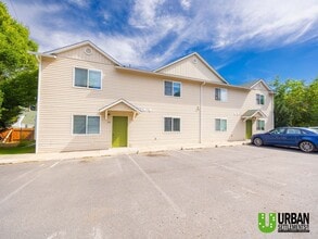 Building Photo - Spacious, clean, modern 4bd/2bth