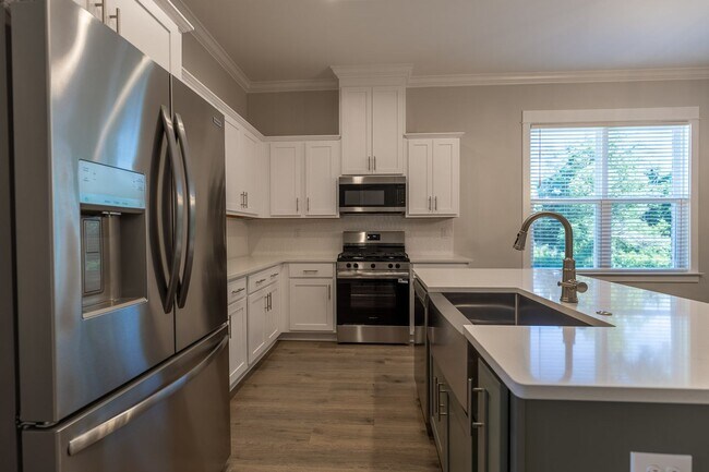 Building Photo - 5 Bedrooms!  Wooded Lot With No Back Neighbors • Luxury Finishes