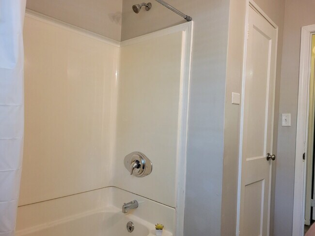 Building Photo - Sweet Home — 3 Bedroom with Garage & Stainless Steel Appliances