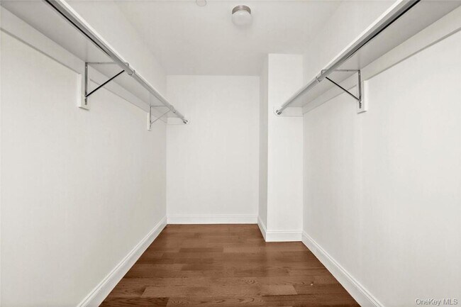 Building Photo - 10 Byron Pl