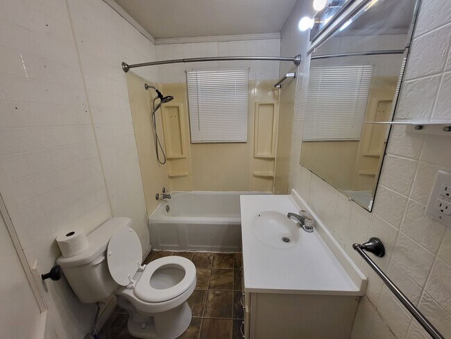 Building Photo - 3 bedroom 1 bathroom house with garage and...