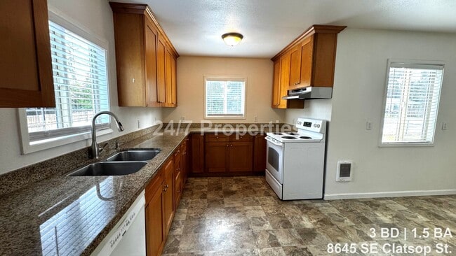 Building Photo - Bright 3BD I 1.5BA Home w/ Large Yard - SE Portland