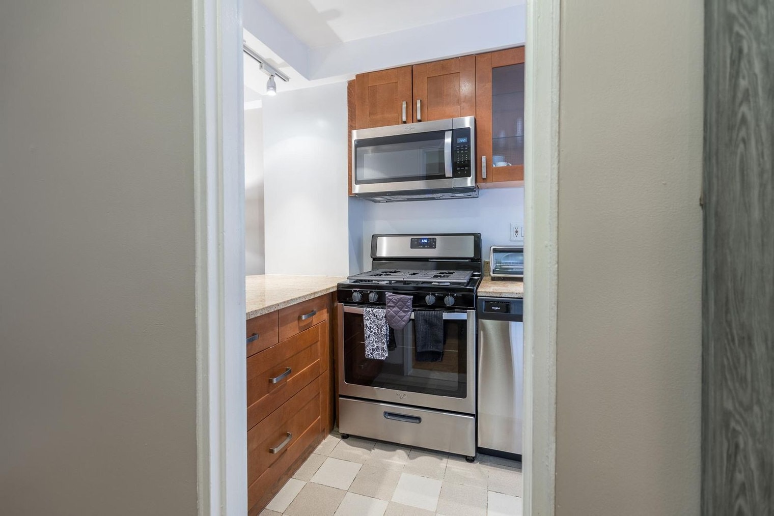 Building Photo - 240 E 81st St