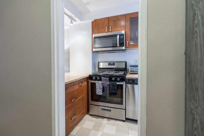Building Photo - 240 E 81st St