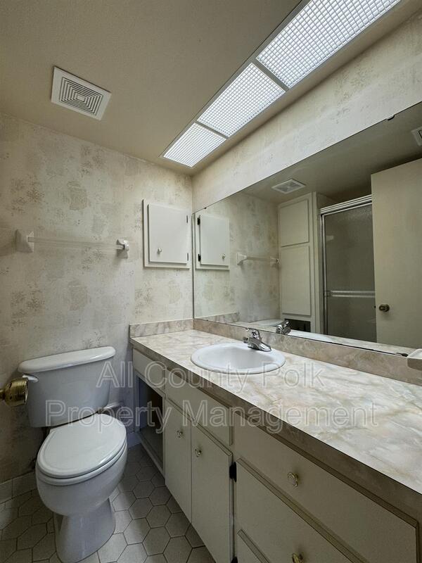 Building Photo - 542 Lake Carolyn Cir