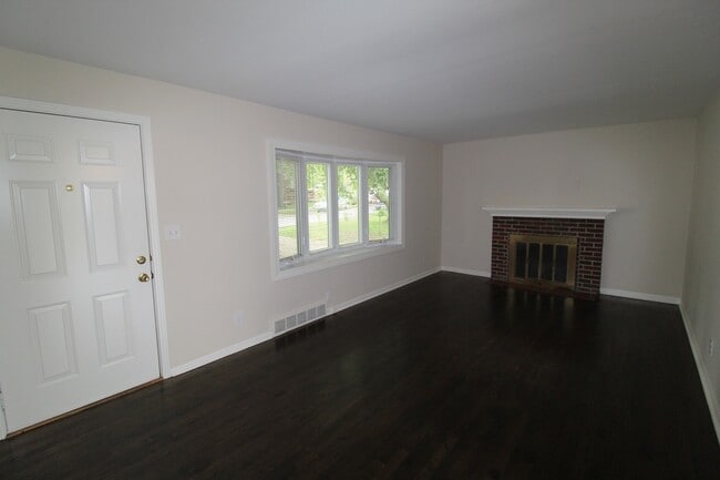 Building Photo - 2 Bedroom 1 Bath House In Overland Park