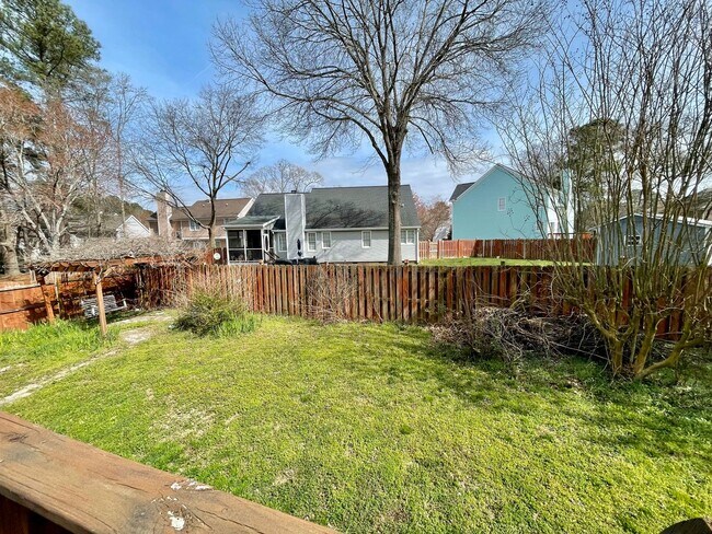 Building Photo - 3 Bedroom 2.5 Bathroom Home w/ 1 car garag...