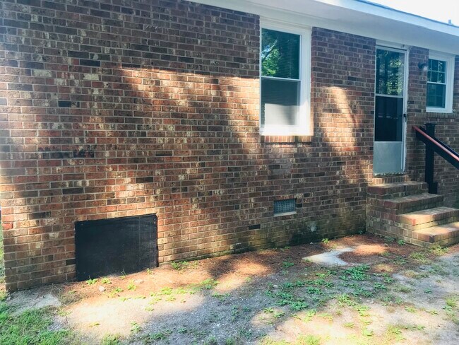 Building Photo - 587 7th St