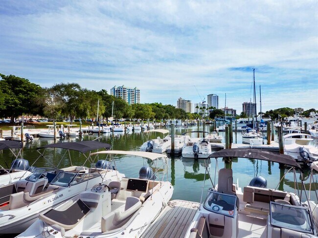 Building Photo - 800 N Tamiami Trl