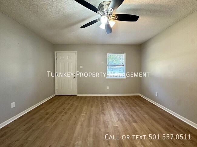 Building Photo - 361 N Oak Ct