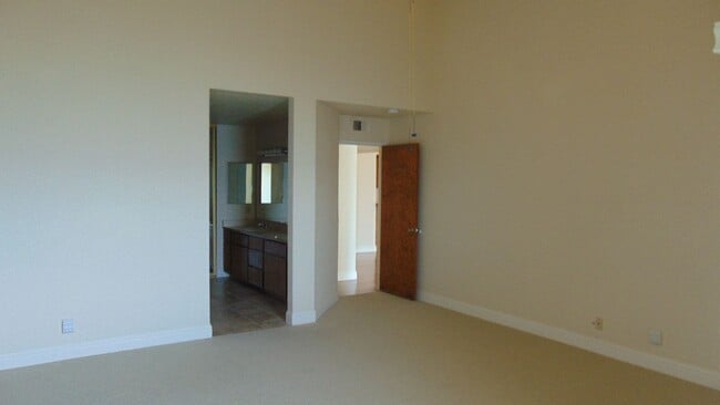 Building Photo - Lakefront Condo