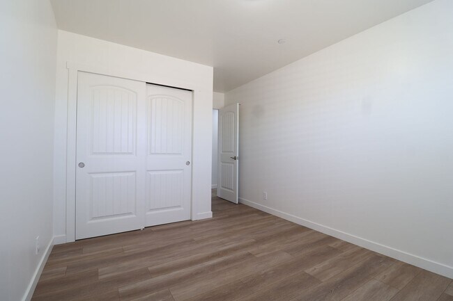 Building Photo - 713 S Downs St