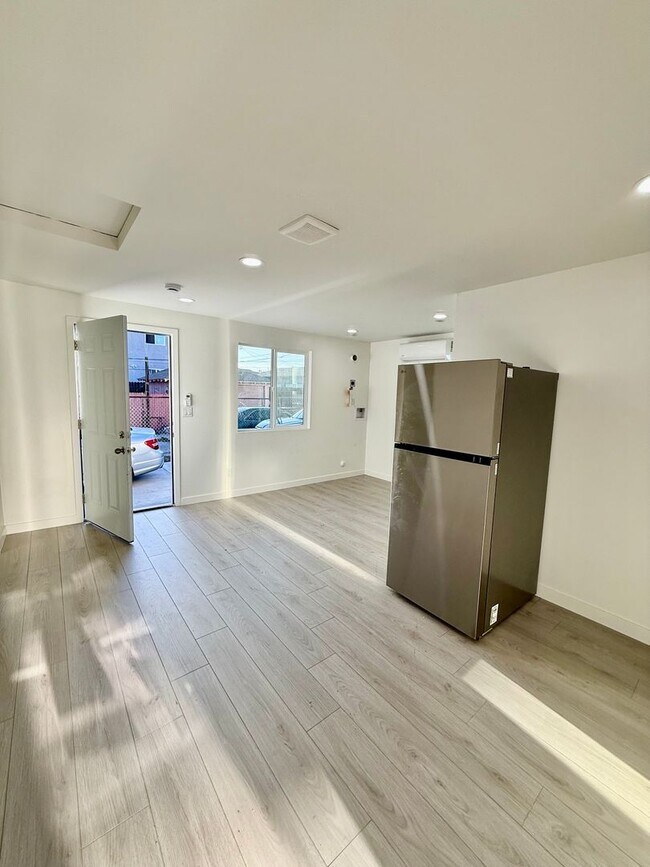Building Photo - 845 W 76th St