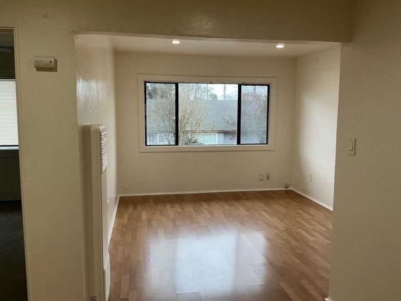 Building Photo - 212 S E St