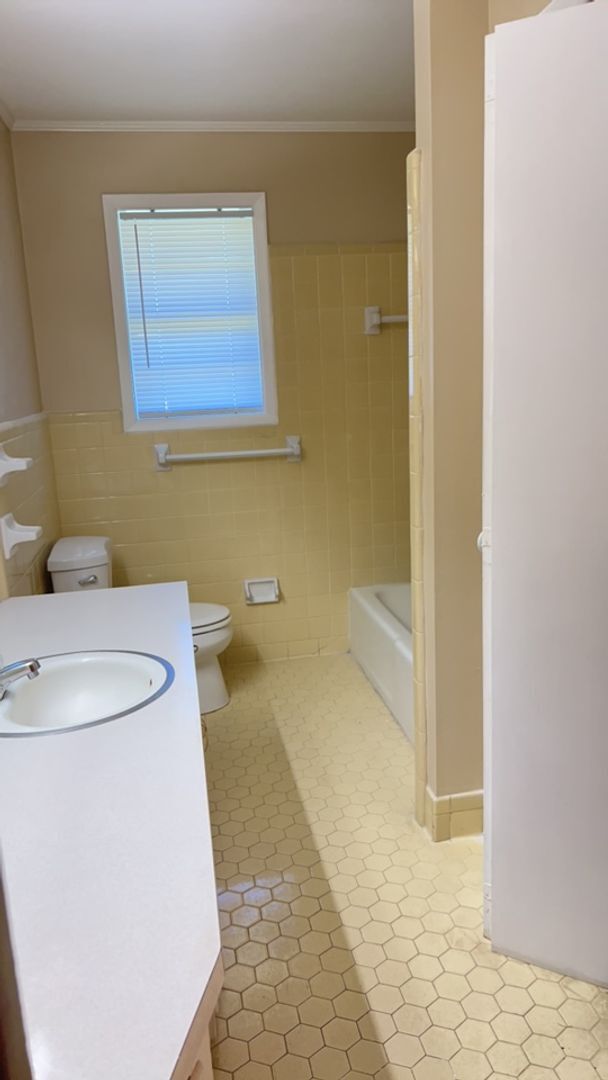 Building Photo - 3 Bed 2 Bath House