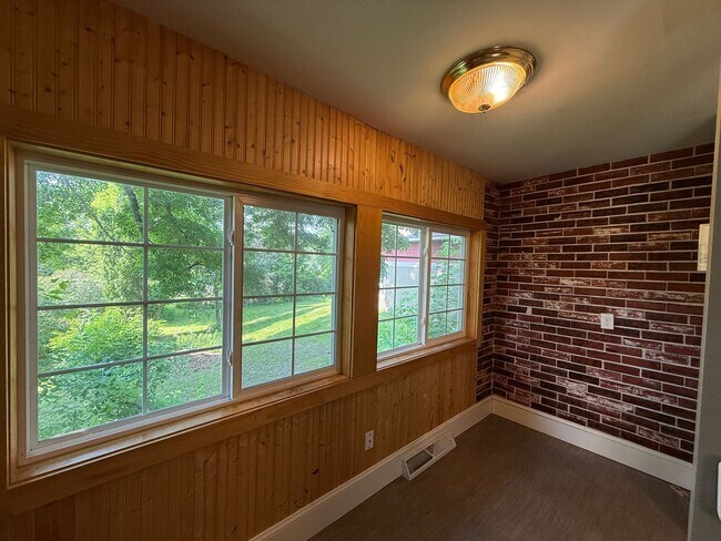 Building Photo - Charming 3-Bedroom Single Family Home in C...