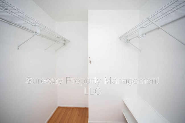 Building Photo - 605 Doral Dr