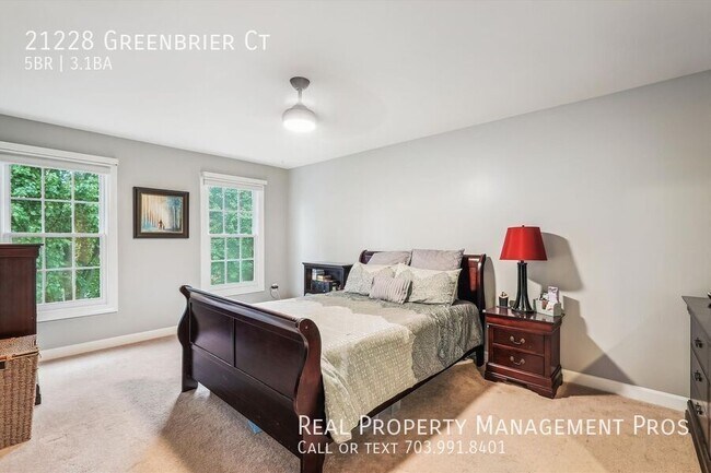 Building Photo - 21228 Greenbrier Ct
