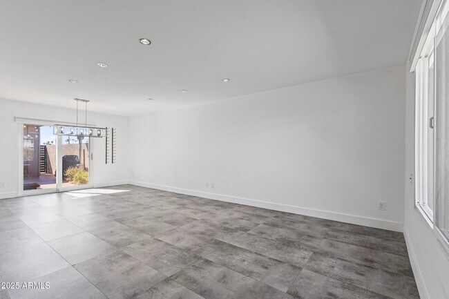 Building Photo - 5859 E Thomas Rd