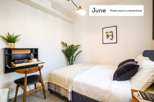 Building Photo - 375 E 10th St