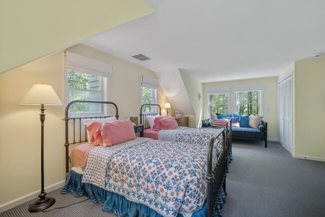 Building Photo - 268 Under Mountain Rd