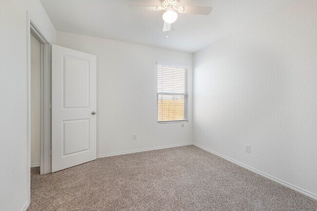 Building Photo - Redbird Ranch 4 Bedroom, 2 Bath, Internet Included, Tons of Amenities