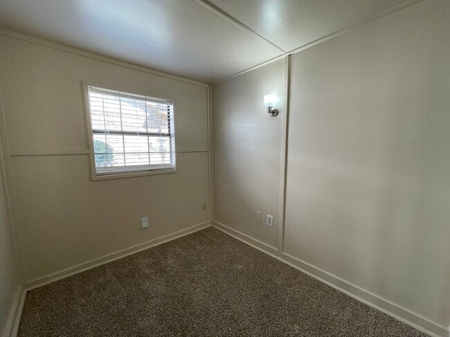 Building Photo - COMING SOON - SPACIOUS 3 BEDROOM 2 BATH BRICK HOME