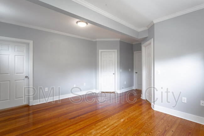 Building Photo - 513 Lytle St
