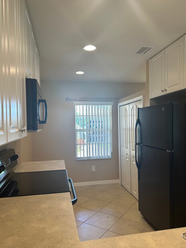Building Photo - 1235 Saxony Cir