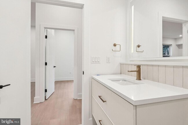 Building Photo - 30 W Allens Ln