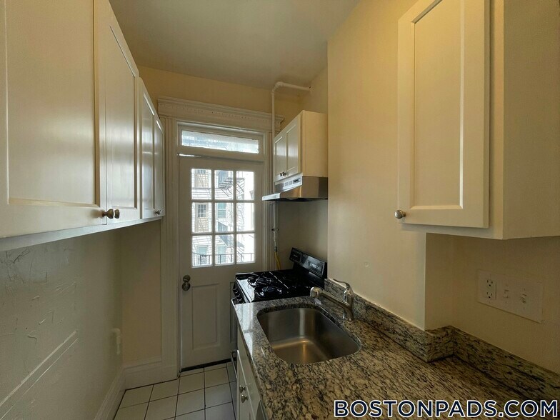 Building Photo - 1111 Boylston St