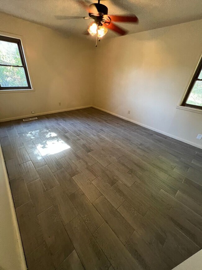Primary Photo - 3 bed 1 Bath 1 Car Garage Home in Nice Nei...