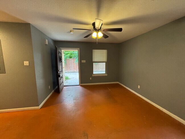 Building Photo - Lacy Lakeview Duplex