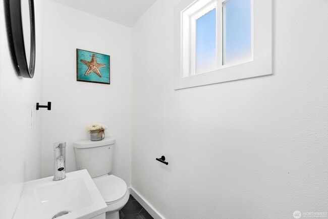 Building Photo - Remodeled, move in condition!