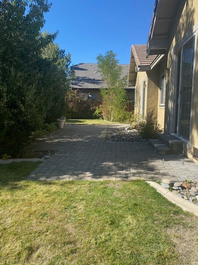 Building Photo - Sweet, perfect 10 located in Caughlin Ranc...