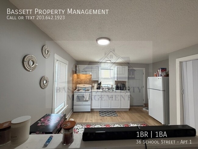 Building Photo - 36 School St