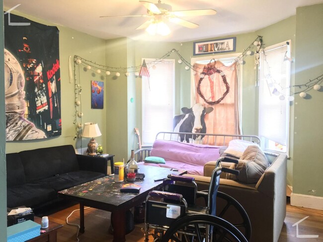 Building Photo - Location ! Excellent 4 Bed Room Availible.